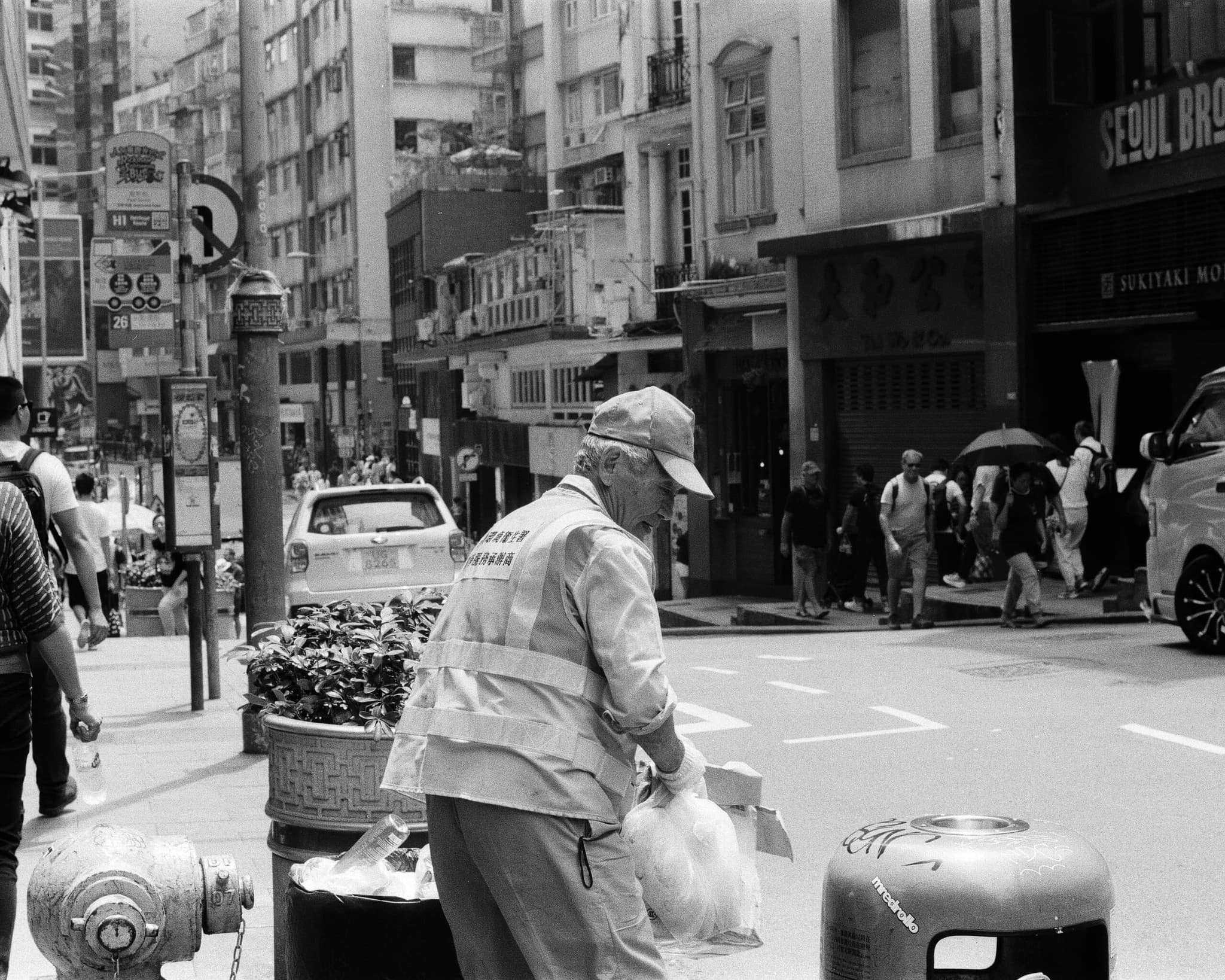 Hong Kong. B&W. 환경미화원 아저씨.